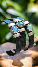 Cargar imagen en el visor de la galería, Pulseras de piel labrada azul