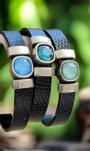 Cargar imagen en el visor de la galería, Pulseras de piel labrada azul