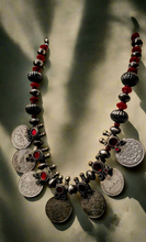 Cargar imagen en el visor de la galería, Monedas rojas afganas