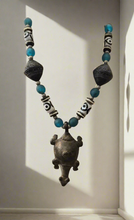Cargar imagen en el visor de la galería, Tortuga negra y krobo azul
