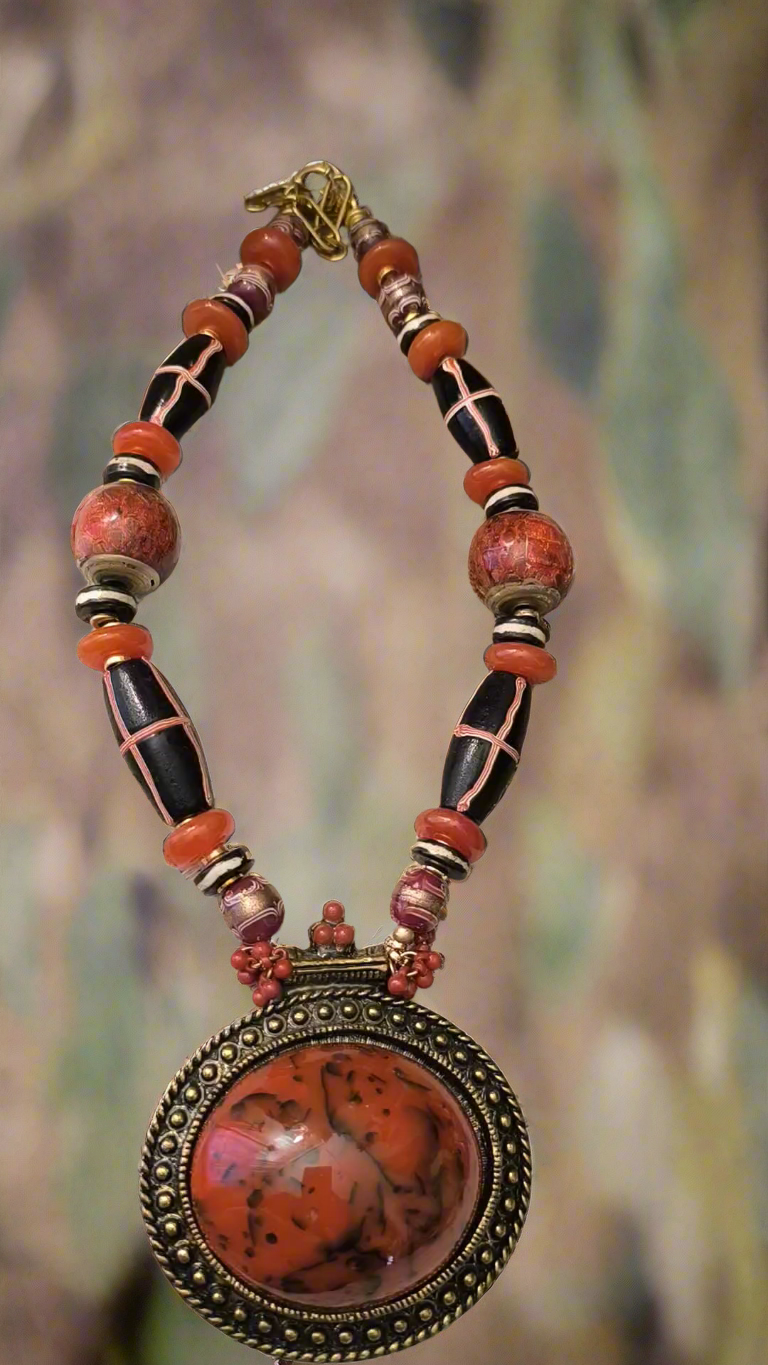 Medallón rojo y krobo