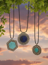 Cargar imagen en el visor de la galería, Medallones en plata y azules
